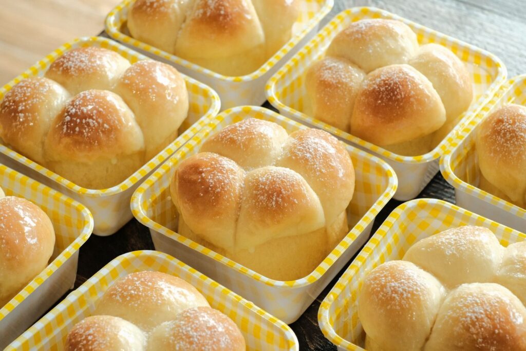 Delicious freshly baked sweet buns in a Hồ Chí Minh City bakery, served in colorful trays.